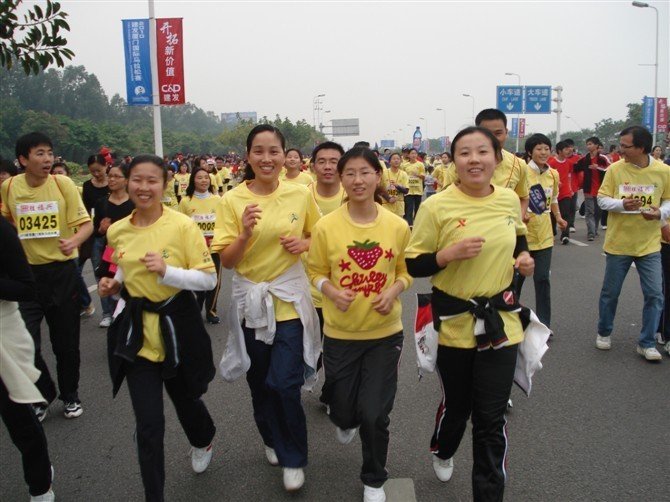 厦门标准砂公司组织员工积极参加2010厦门国际马拉松比赛